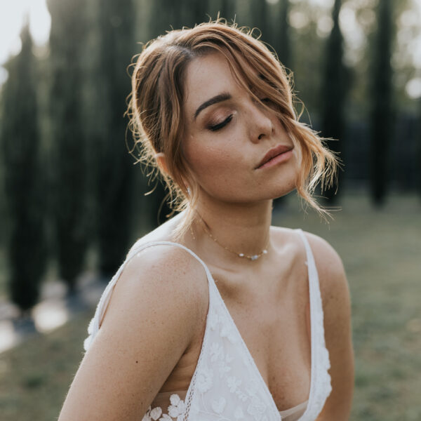 Portrait d'une mariée, portant un collier de mariage ras de cou en perles d'eau douce et perles bleu opal, monté sur une fine chaîne.