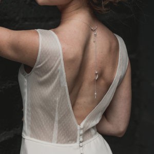 bijou robe dos nu avec des feuilles