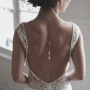 bijou de robe de mariée dos nu. composé de goutte en perle