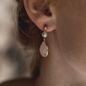 boucles d'oreilles de mariage avec une goutte en quartz rose