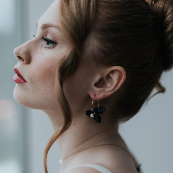 Boucles créoles avec des fleurs noires et des perles de Swarovski.