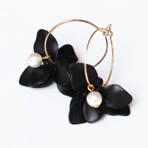 Boucles créoles avec des fleurs noires et des perles de Swarovski.