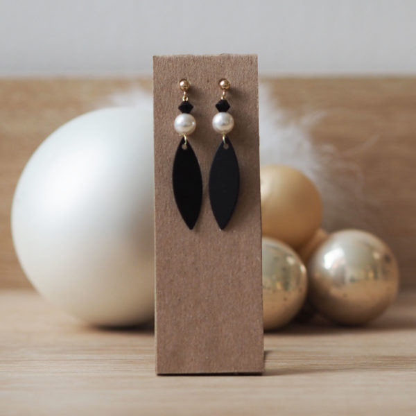 boucles-simple-perle-plume-graphique-minimaliste-noir