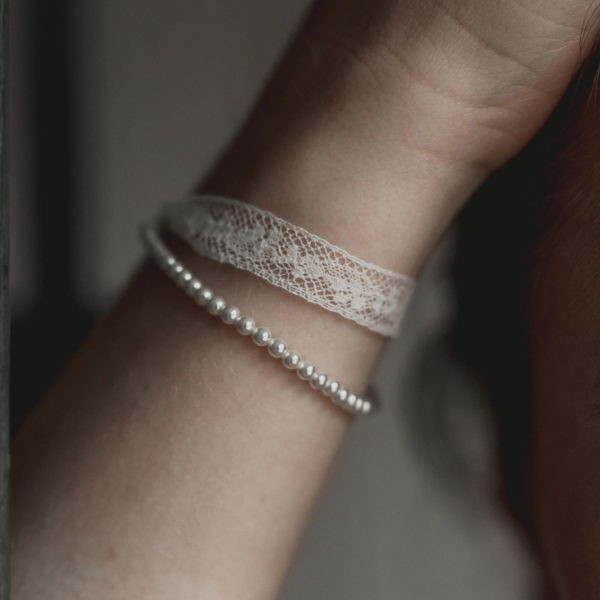 bracelet de mariage fin en dentelle et en perle