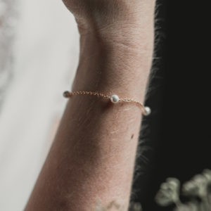 bracelet de mariage simple avec des petites perles