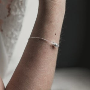bracelet de mariage simple avec des petites perles, strass et cristal