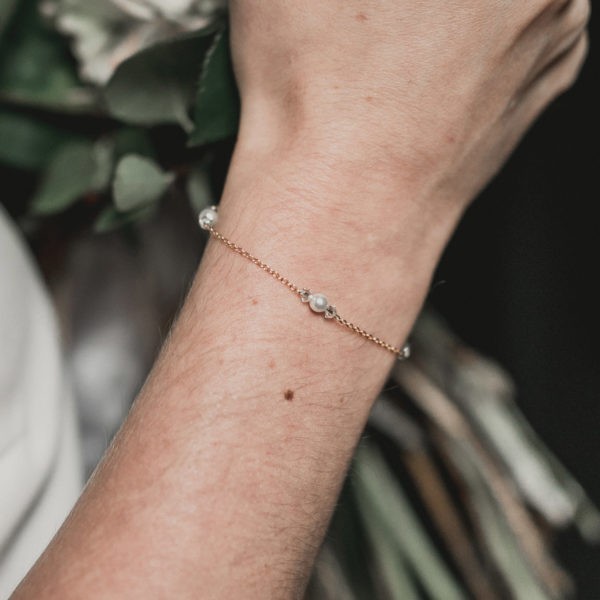 bracelet de mariage simple avec des petites perles, strass et cristal