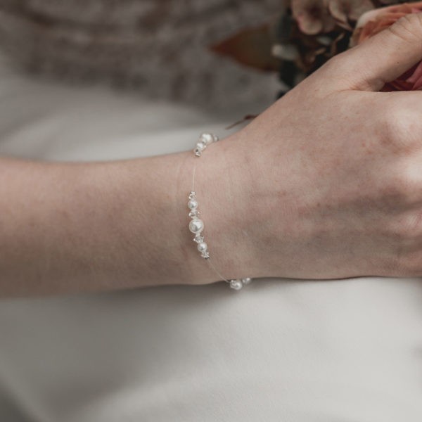 bracelet de mariage simple avec des petites perles, strass et cristal sur fil transparent