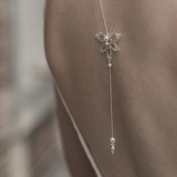 collier de dos pour robe dos nu avec une fleur