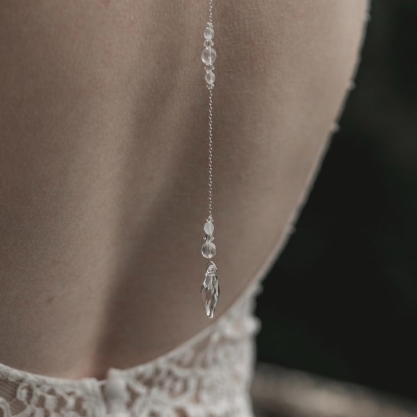 collier de dos pour robe dos nu avec goutte en cristal