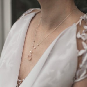 collier de mariée avec des perle et une goutte