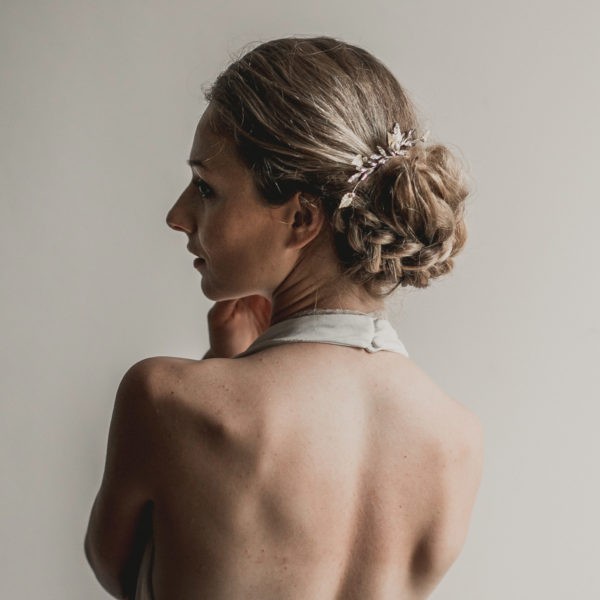 peigne de mariage avec des feuilles, strass et perles