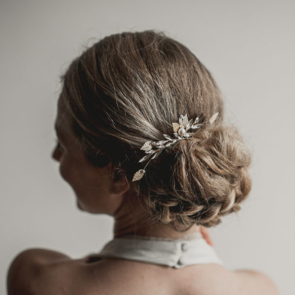 peigne de mariage avec des feuilles, strass et perles